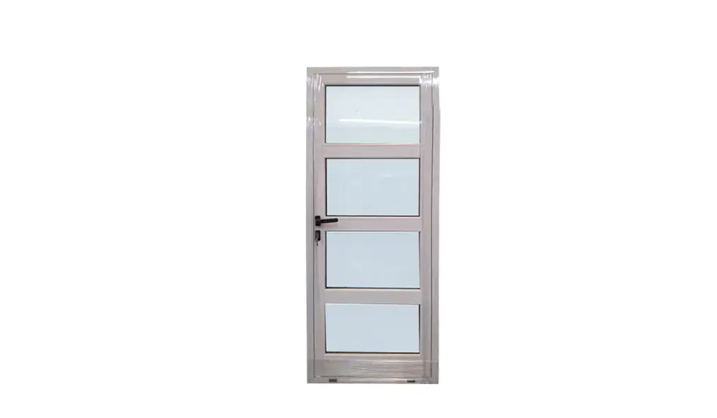 Una puerta moderna de color claro con cuatro paneles de cristal rectangulares y un elegante tirador negro, sobre un fondo blanco.