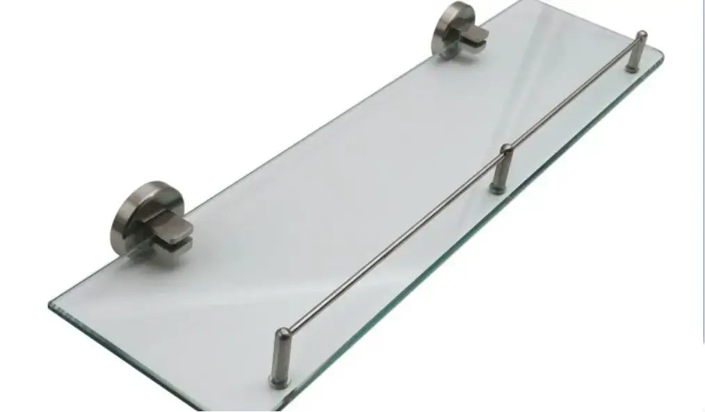 Una elegante estantería de cristal con soportes de acero inoxidable y barandilla de seguridad, ideal para decoraciones modernas de baños o cocinas.