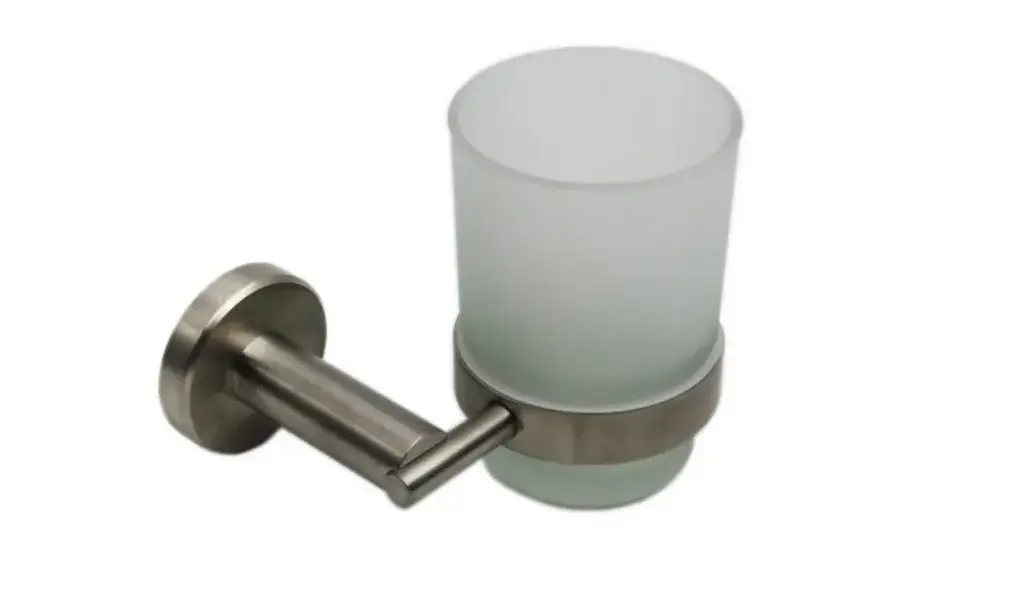 Soporte de pared de níquel cepillado con vaso de vidrio esmerilado para una decoración moderna de baño o cocina.