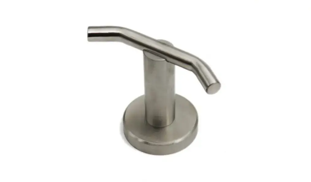 Dispensador de jabón de acero inoxidable con boquilla curvada sobre una base circular, diseño minimalista sobre fondo blanco.