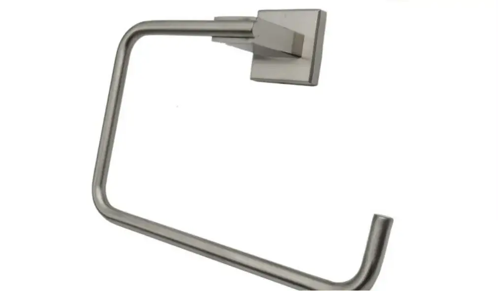 Un elegante y moderno toallero con soporte cuadrado para pared, acabado en acero inoxidable cepillado.